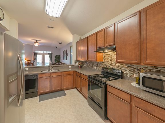 3rd image of 925 S Garden Lake Dr