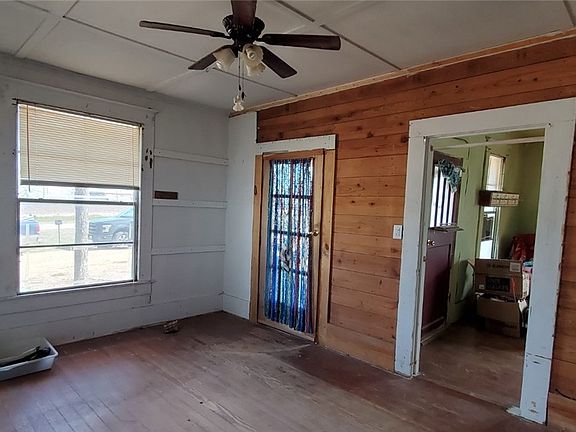 2nd image of 105 W Avenue G