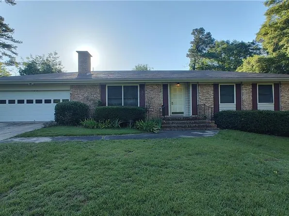 189 Fairlane Dr, Smiths Station, AL 36877