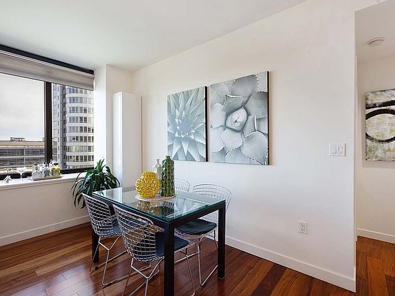 4th image of 260 King St Unit 877