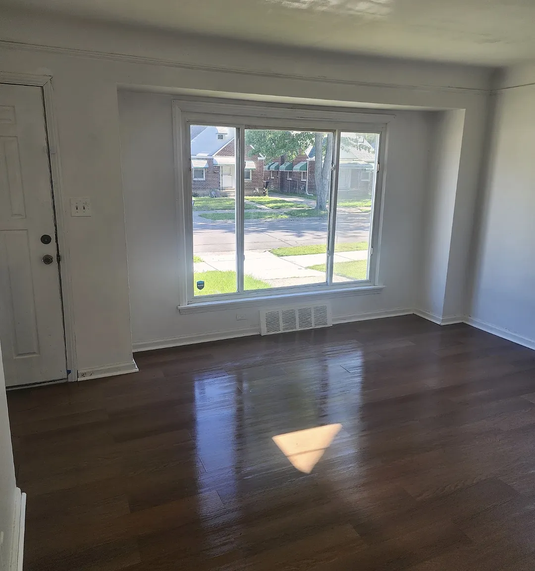 3 bed, 984 sqft, $1,000 — Photo 3