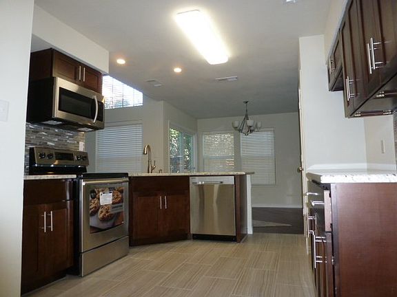 2nd image of 402 Santa Fe Trl APT 32