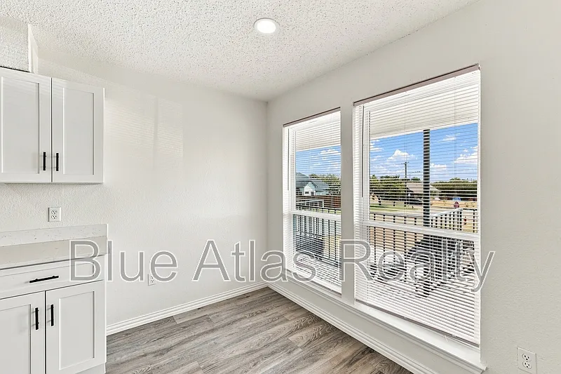 3 bed, 2.0 bath, 1030 sqft, $1,350 — Photo 3