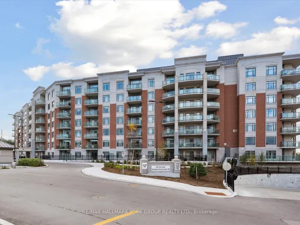 460 William Graham Dr #116, Aurora, ON L4G 1X9