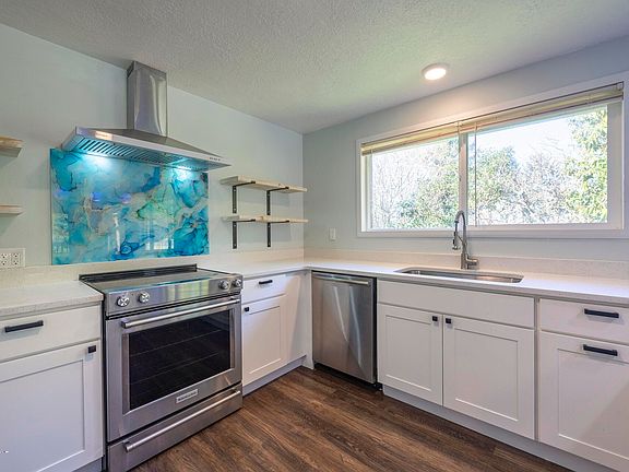 2nd image of 731 NW Kimo Ln