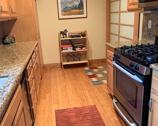 5th image of 818 6th St Unit 202