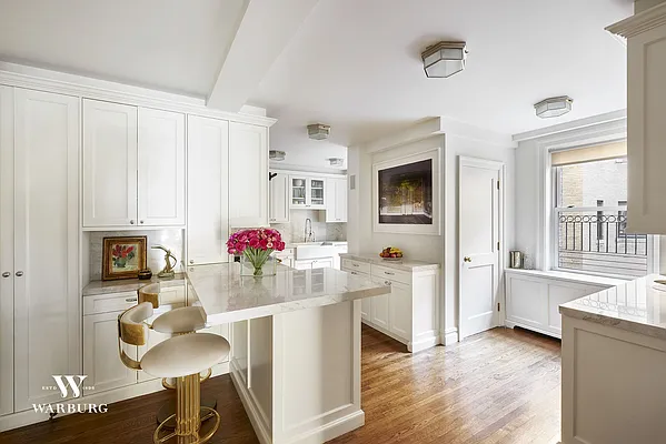 Sold by Warburg | media 4