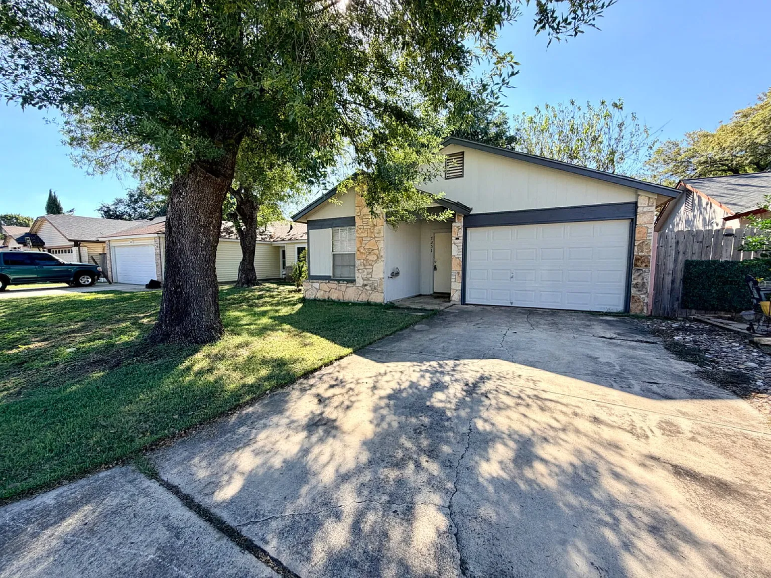 2 bed, 1.0 bath, 819 sqft, $1,295 — Photo 1