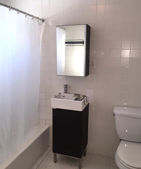 2nd image of 906 Madison St #1