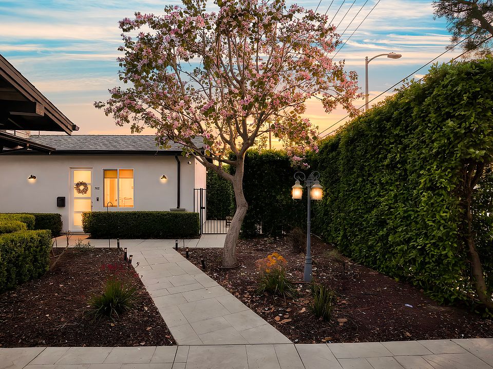 1st image of 7310 Woodley Ave #7302