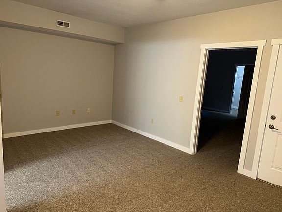 5th image of 136 E Genesee St #402