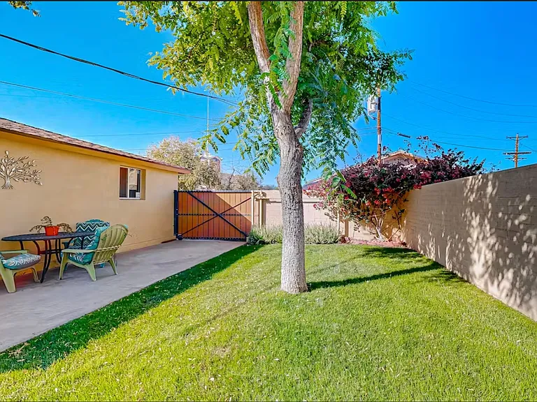 2412 N 36th Pl — Photo 2