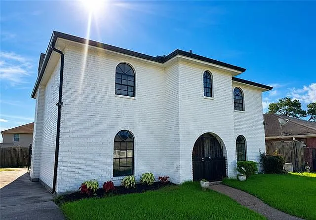 5 bed, 2.5 bath, 2878 sqft, $2,500 — Photo 1