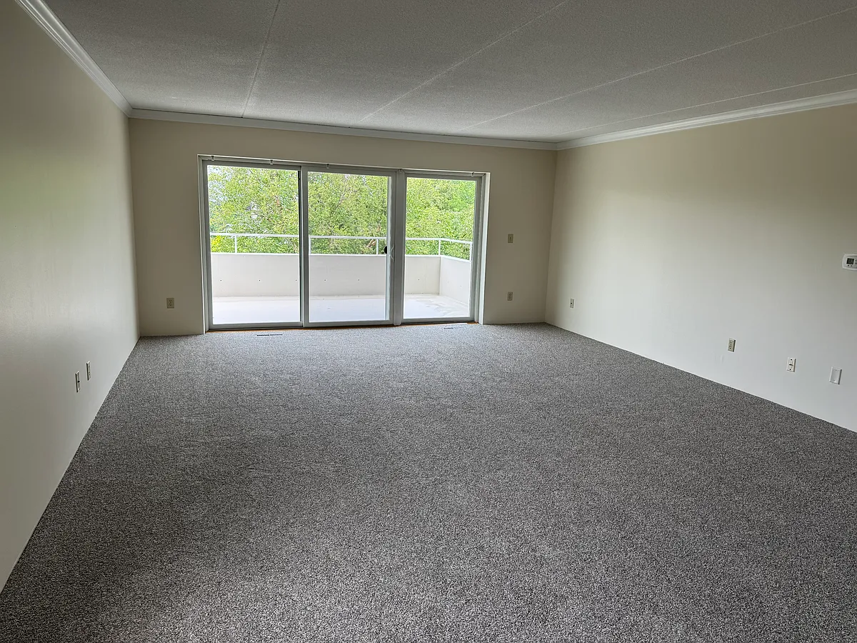 Building Photo - 1500 Lincoln Tower Cir #302