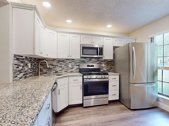 3rd image of 31 Greenwich Dr #31