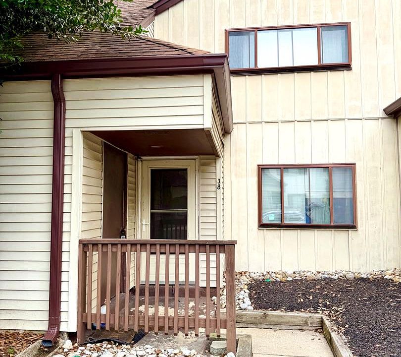 1st image of 38 Chiswick Dr