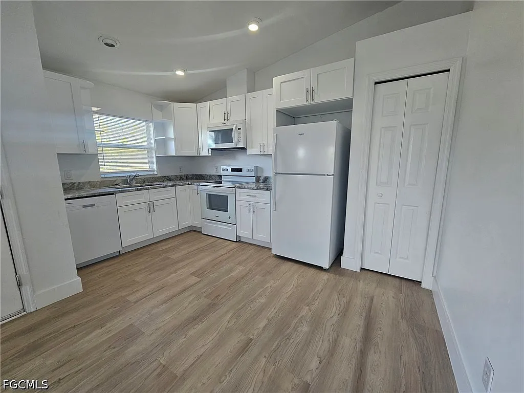 3 bed, 2.0 bath, 1083 sqft, $1,400 — Photo 4