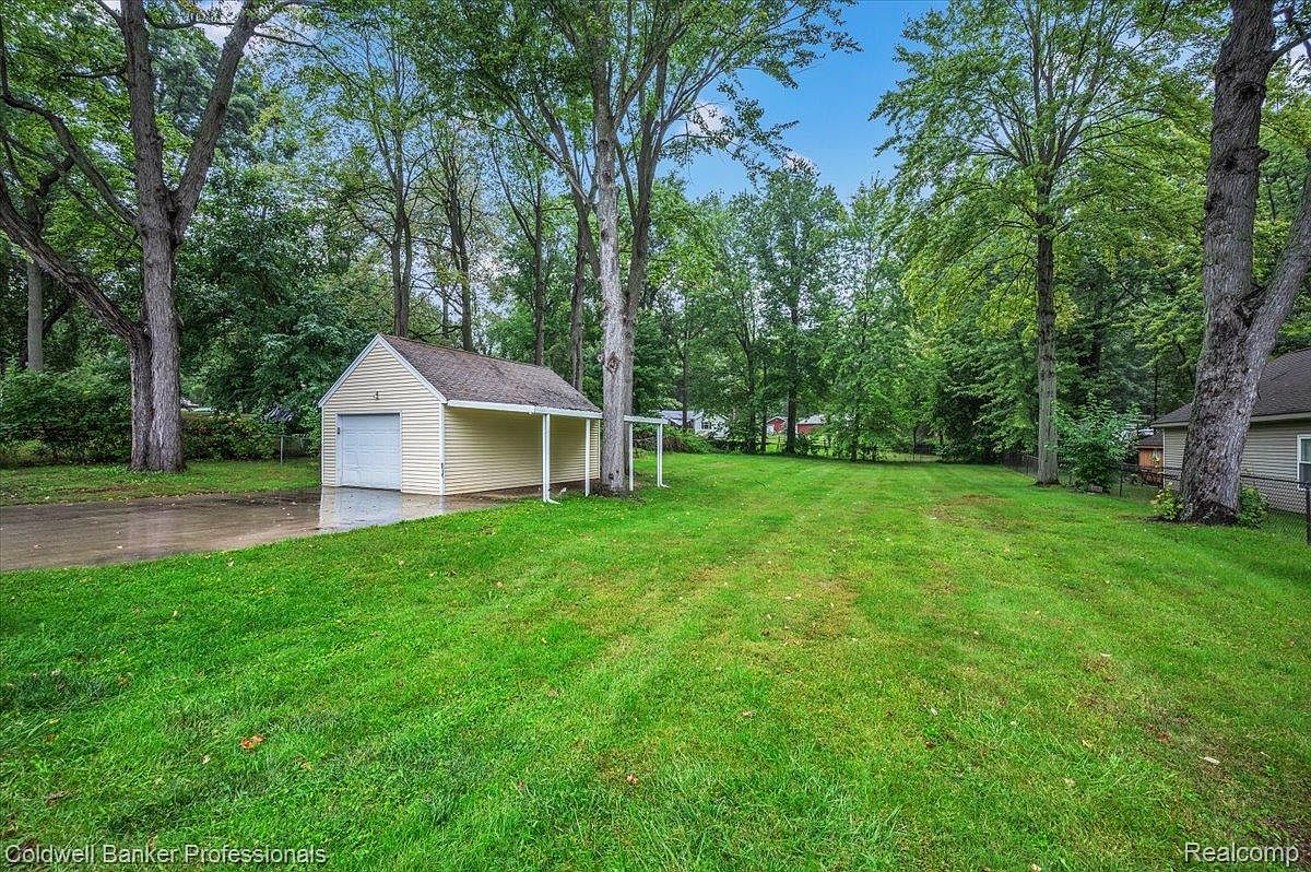 733 Lakeshore Dr, photo 3
