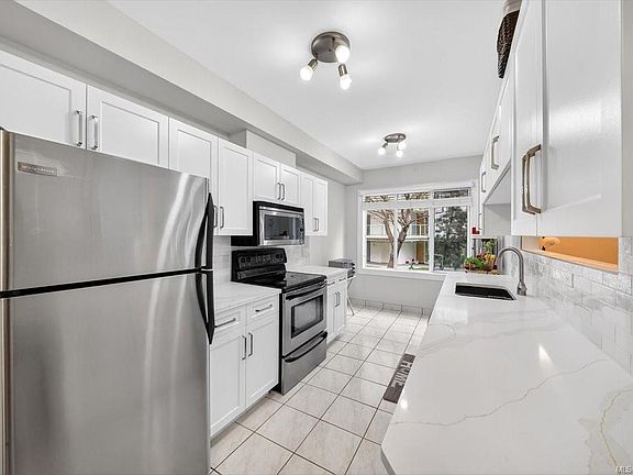 3rd image of 50 Songhees Rd #216