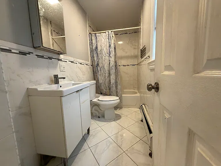 3 bed, 1000 sqft, $1,800 — Photo 2