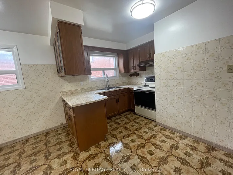 281 Driftwood Ave #MAIN FLOOR — Photo 9