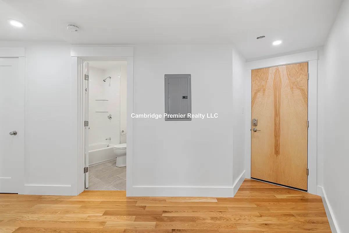 Building Photo - 406 Columbia St #1