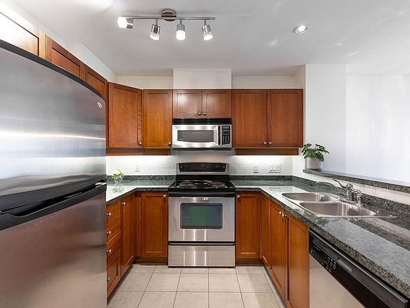 5th image of 675 Park Cres #406