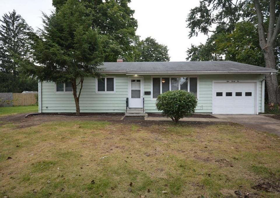 1st image of 821 Hiawatha Dr