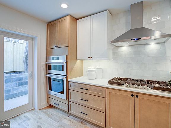 5th image of 821 S Curley St