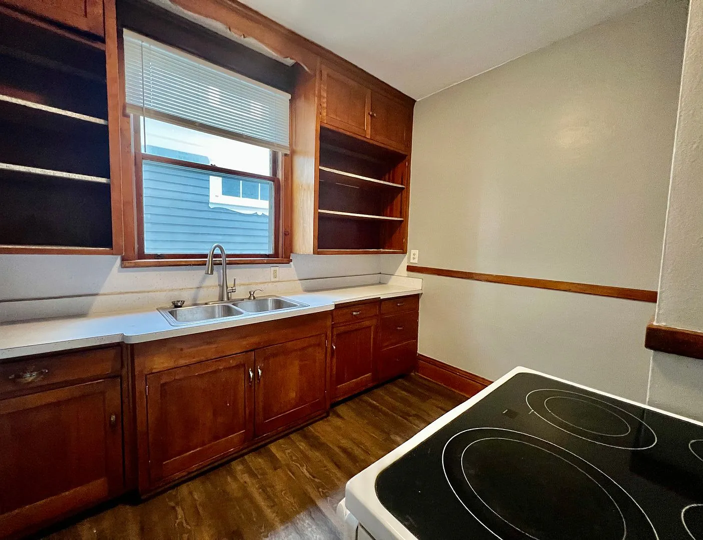 884 Margaret St E — Photo 2