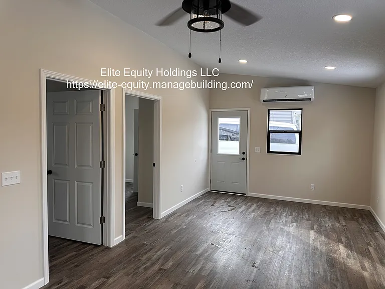 330 N Wayne St — Photo 2
