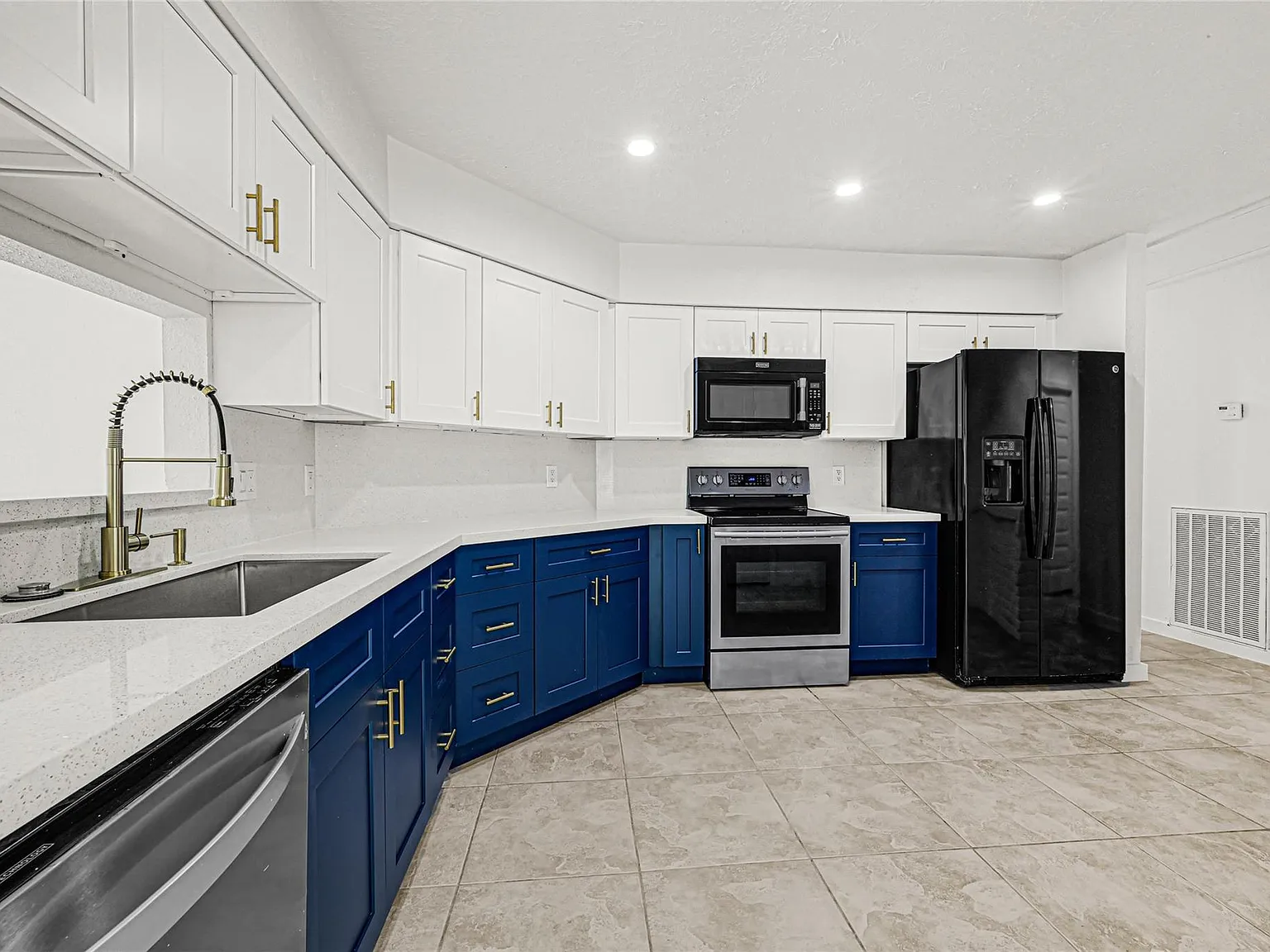 3 bed, 2.0 bath, 1557 sqft, $2,200 — Photo 4