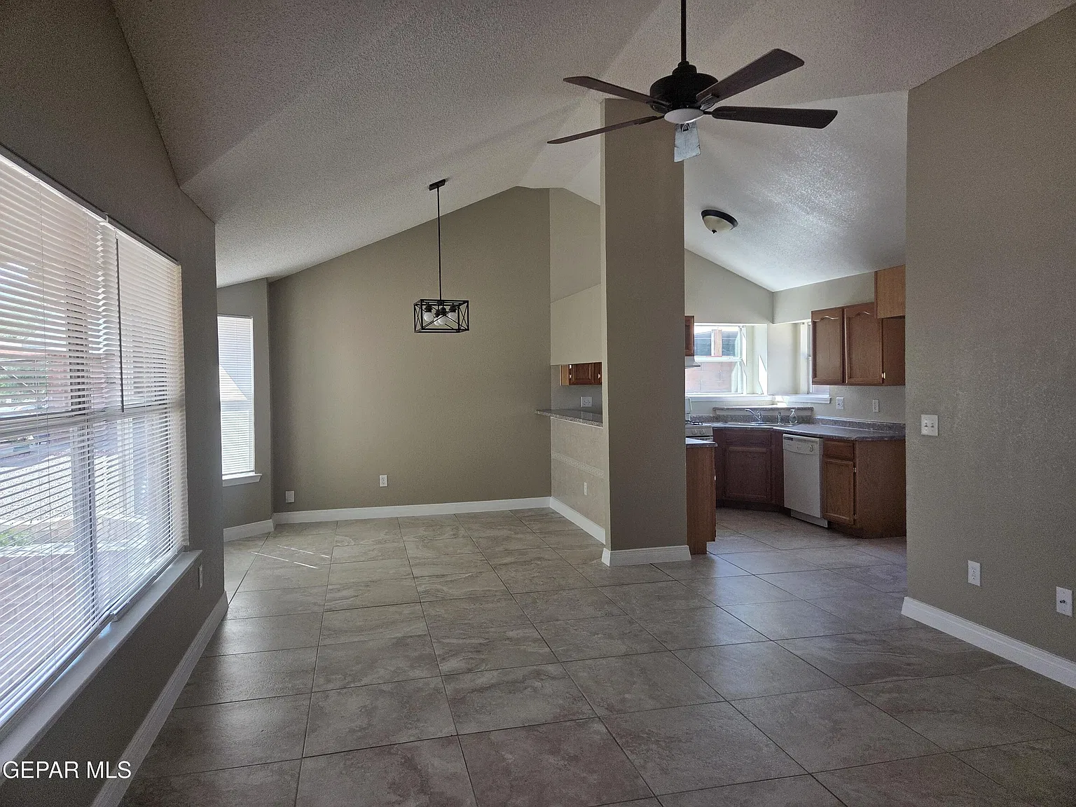 4 bed, 2.0 bath, 1385 sqft, $1,600 — Photo 4