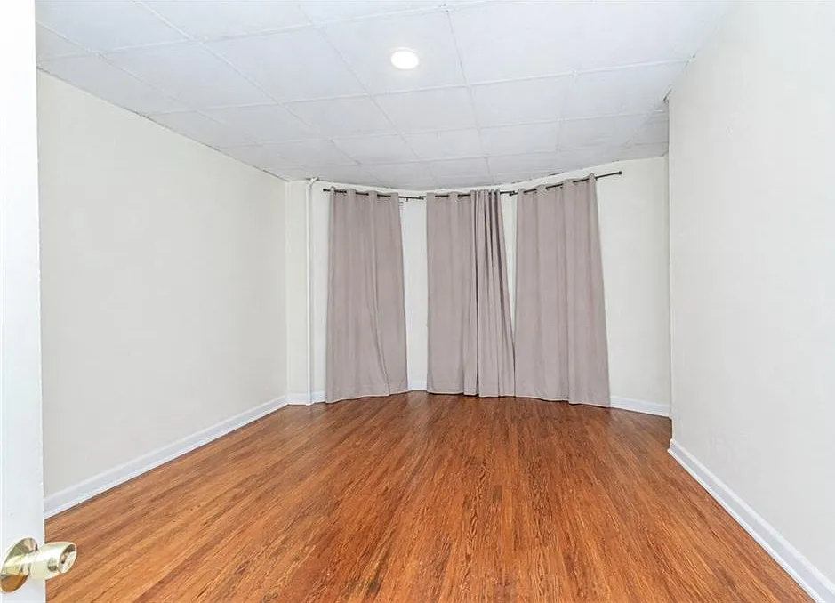 3 bed, 1.0 bath, 1000 sqft, $3,333 — Photo 2