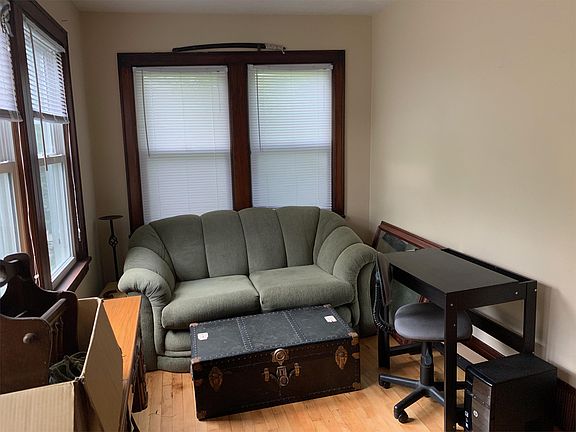 Bonus Sun Room ready for your creative ideas: craft room, reading room, office, and more!