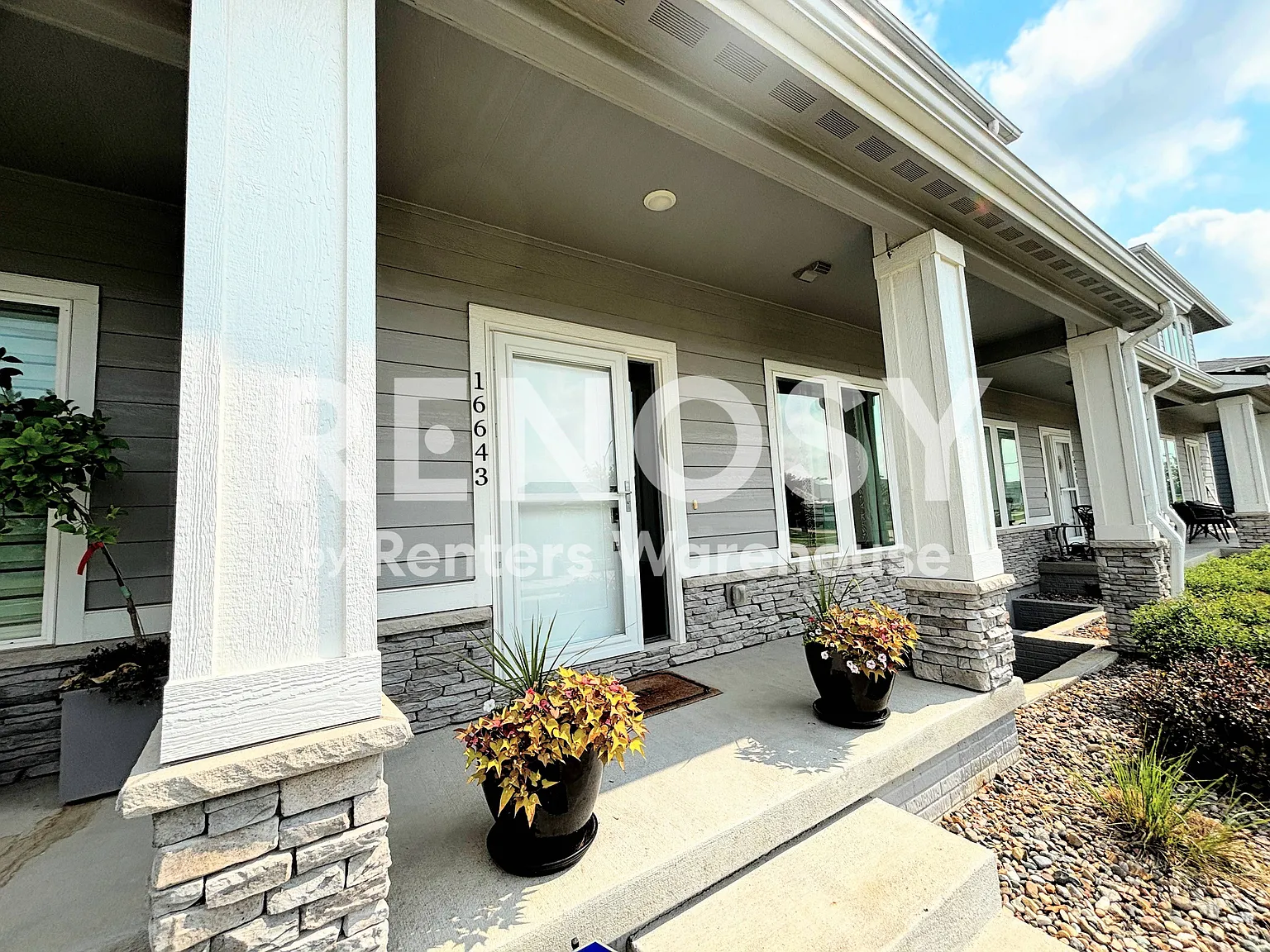 Stunning 3 Bedroom Townhome for Rent — Photo 4