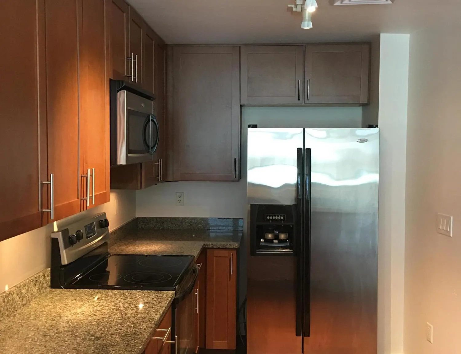 1 bed, 1.5 bath, 996 sqft, $2,095 — Photo 3