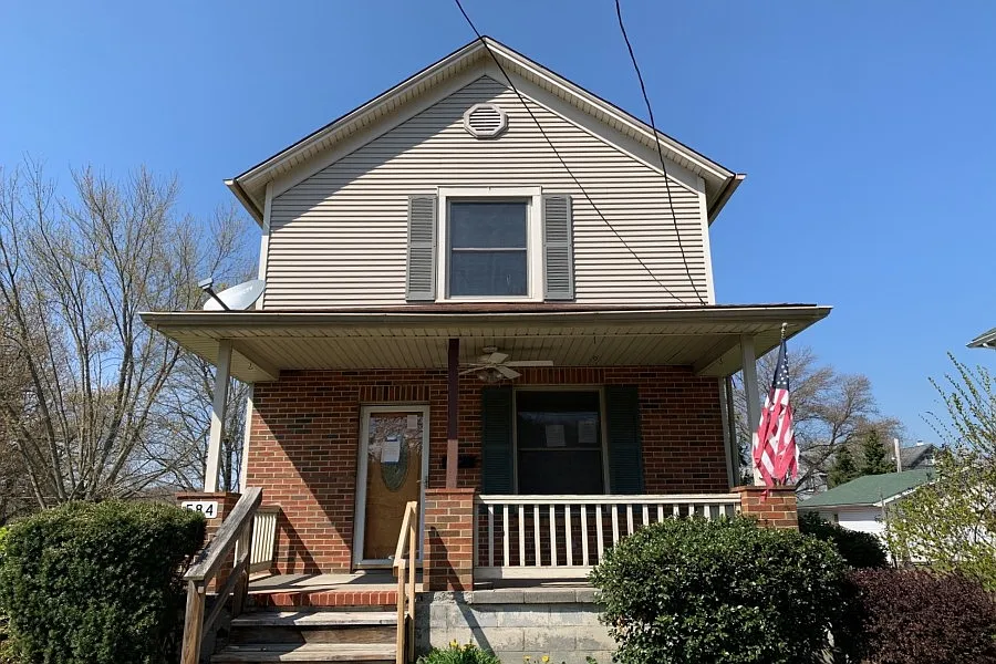 584 E Main St photo 1