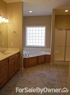 mater Bath
						:
						Jet Tub, Stand up shower, Double sinks, private toilet, walk-in closet.