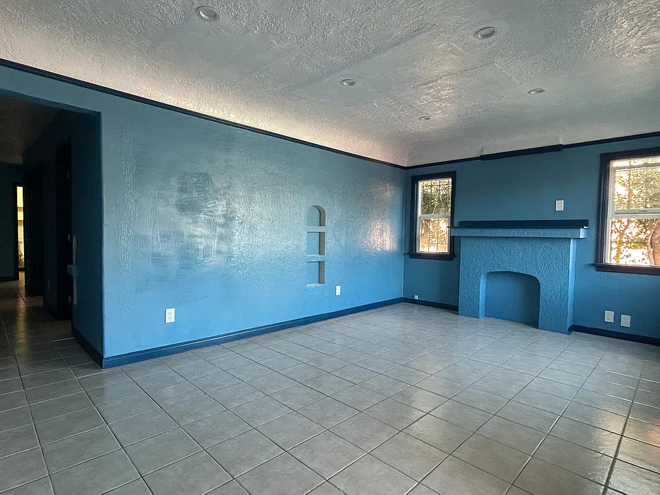 2061 Cerritos Ave