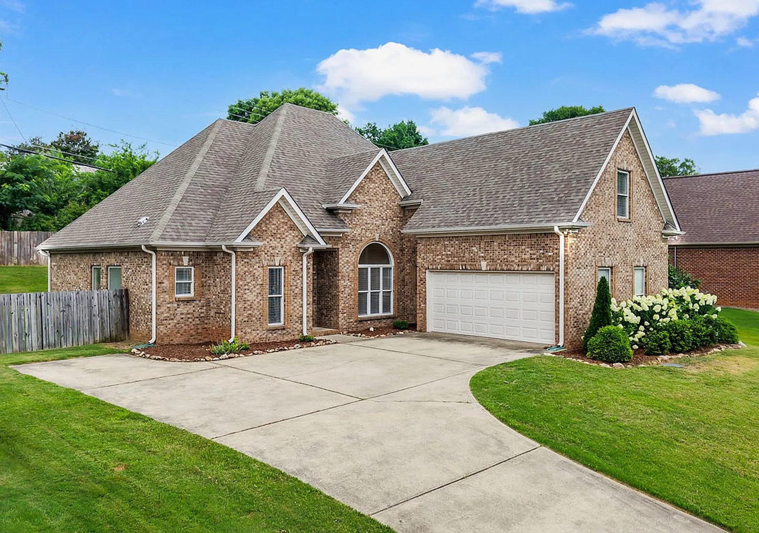 Size and Space in Beautiful Bluff Park — Photo 4