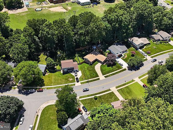 2nd image of 5010 Gainsborough Dr