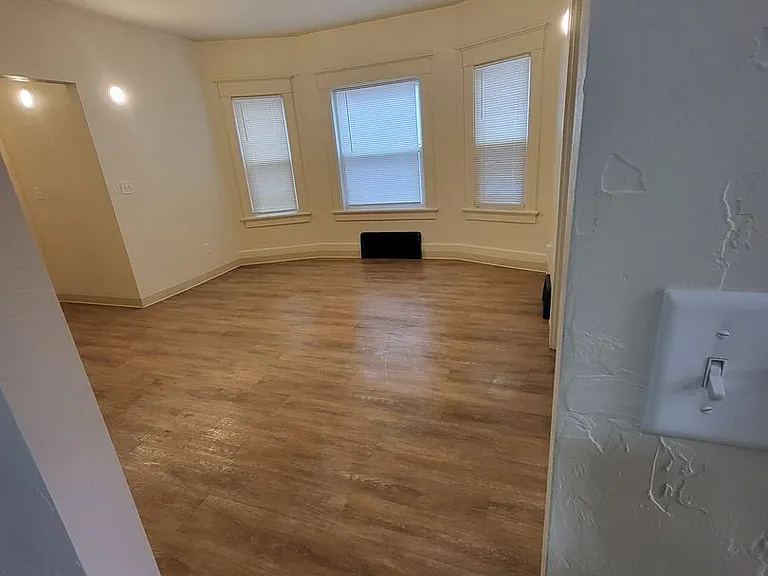 225 N Ashland Ave — Photo 6