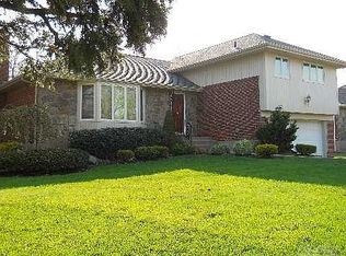 1 Market Dr, Syosset, NY 11791