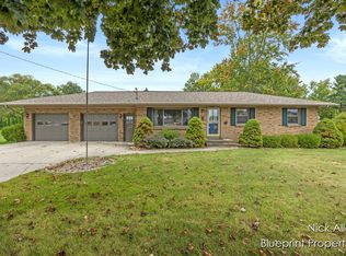 641 Lincoln Lawns Dr NW, Grand Rapids, MI 49534