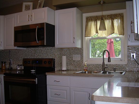 3rd image of 168 E Rosewood Ave