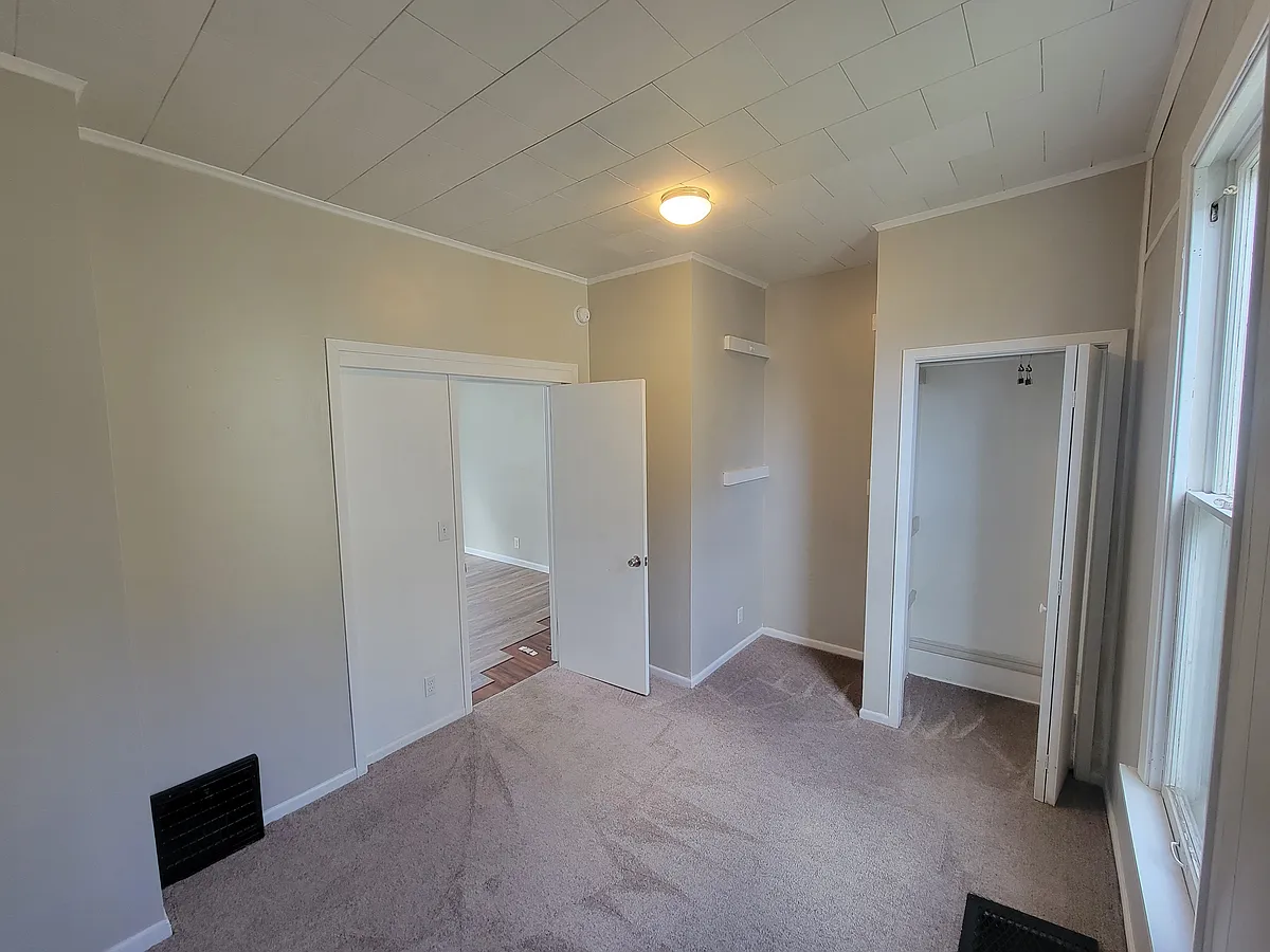 Building Photo - 914 S 6th St #1