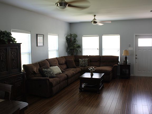 4th image of 105 N Live Oak St