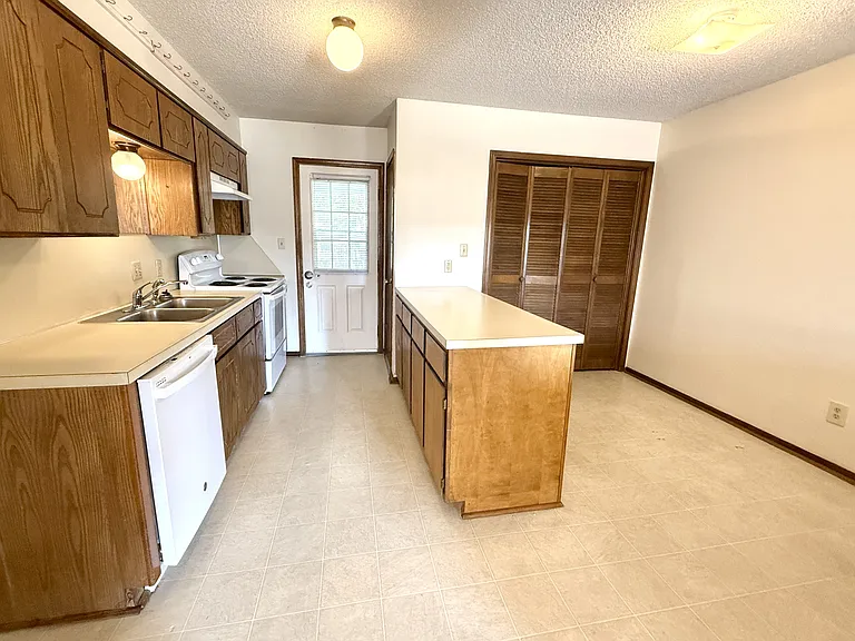 2208 Shenandoah Dr — Photo 3