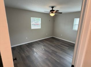 5926 10th St, Zephyrhills, FL 33542